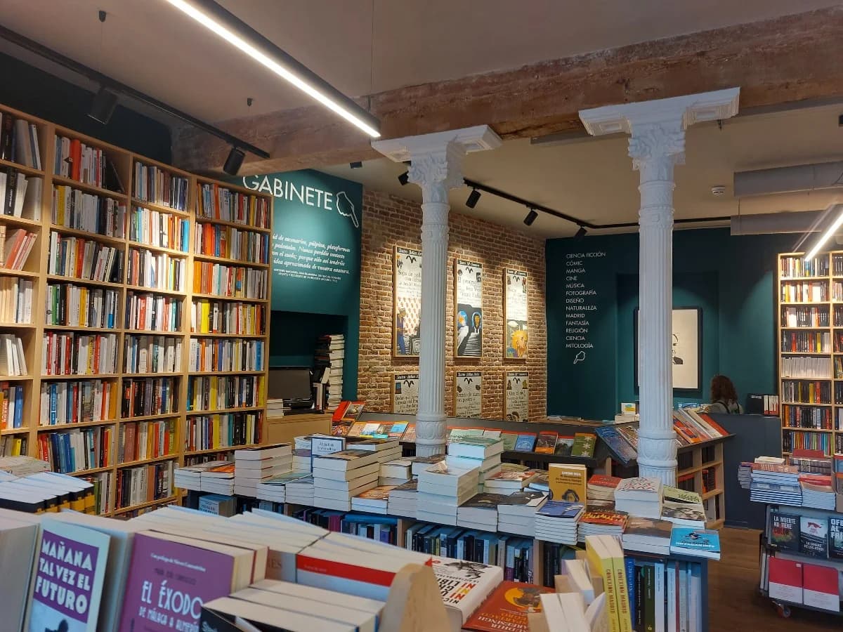 Interior de la librería Antonio Machado, con estanterías y mesas llenas de libros